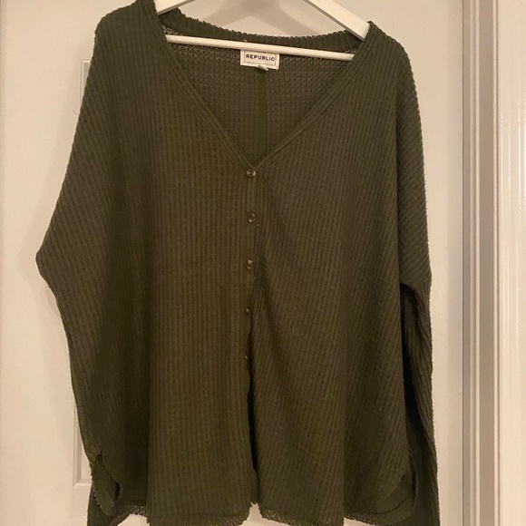 NWOT For The Republic Oversized Thermal Button-Front Top Size Medium Olive Green - Picture 1 of 2